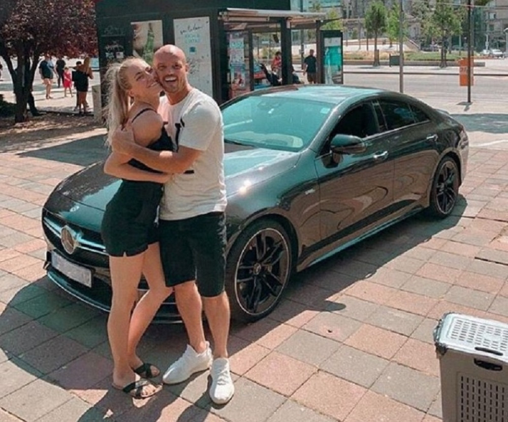 Svi su mislili da je ovo ćerka Bobana Rajovića, ali isplivala je PRAVA ISTINA o njegovom odnosu sa atraktivnom plavušom!