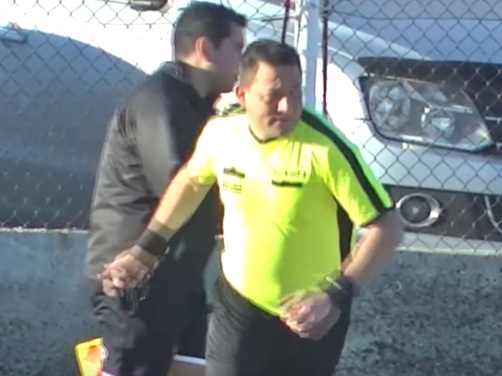 Neviđena scena u svetskom fudbalu! Prekinuo utakmicu i odjurio u toalet! Svi u čudu, šta mu je, o čemu se radi? (VIDEO)