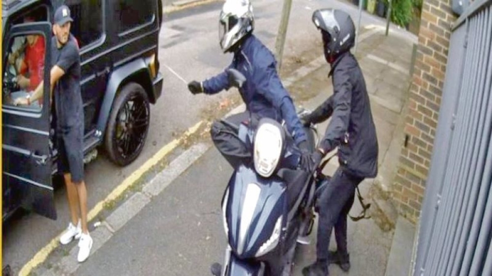 Asmir Kolašinac o herojskom ponašanju njegovog rođaka tokom pljačke: Da sam bio sa Seadom RAZBILI BISMO RAZBOJNIKE!