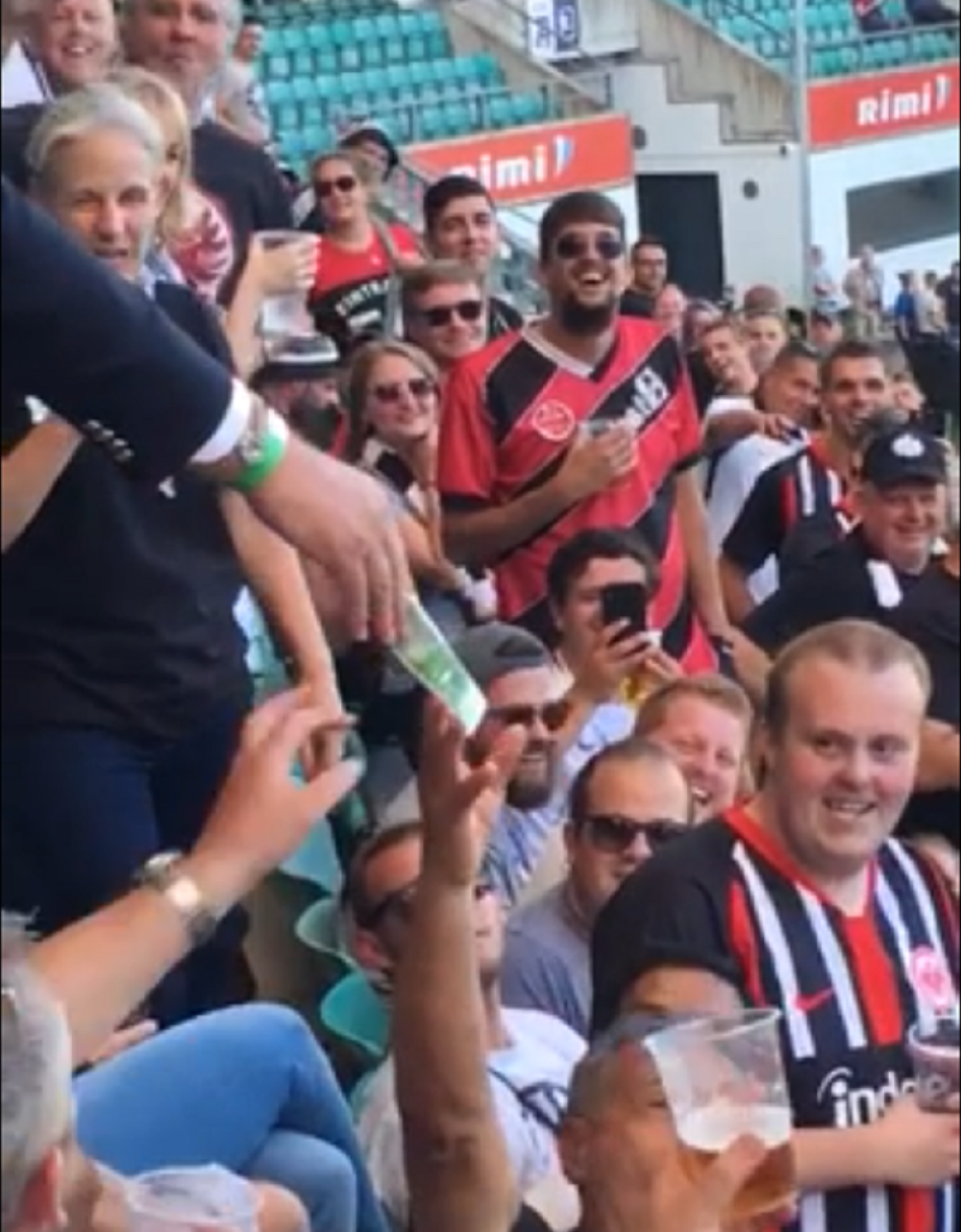 Predsednik Ajntrahta kao od šale izvadio 200 evra, a ono što je uradio sa njima oduševiće sve ljubitelje fudbala! (VIDEO)