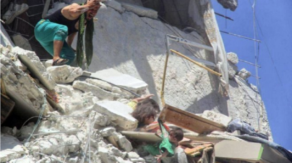 Devojčica (5) umrla pokušavajući da spase sestru bebu od 7 meseci!  Jedan detalj će vas dotući! SAV UŽAS RATA JE NA OVOJ FOTOGRAFIJI!