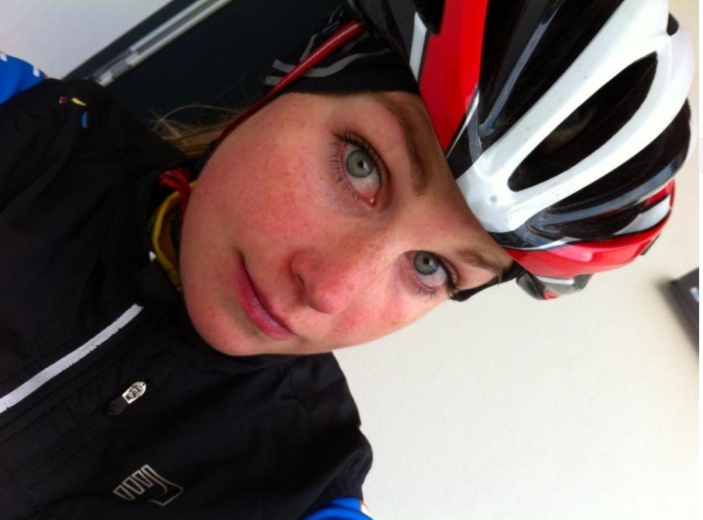 Probudila sam se gola vezana za stolicu, monstrum me naterao da uđem u kadu da se okupam! Da nije bilo orhideja on bi me utopio! (FOTO)