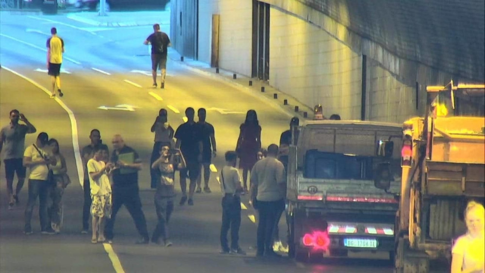 Desetak demonstranata ušlo u Terazijski tunel sa KANTAMA, imaju plan da UNIŠTE CEO GRAD! (FOTO, VIDEO)