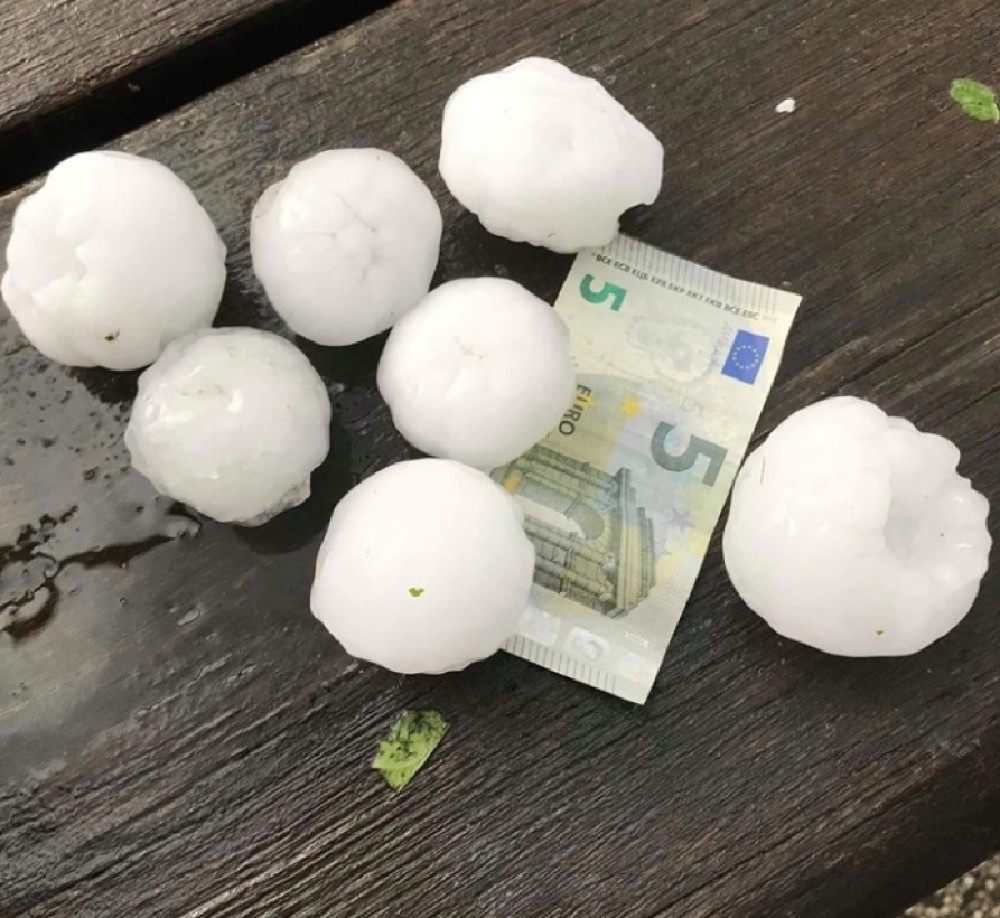 Grad veličine sedam centimetara! Stanovništvo u panici, oluja i nevreme se u punom jeku očekuju tek sutra! (FOTO)