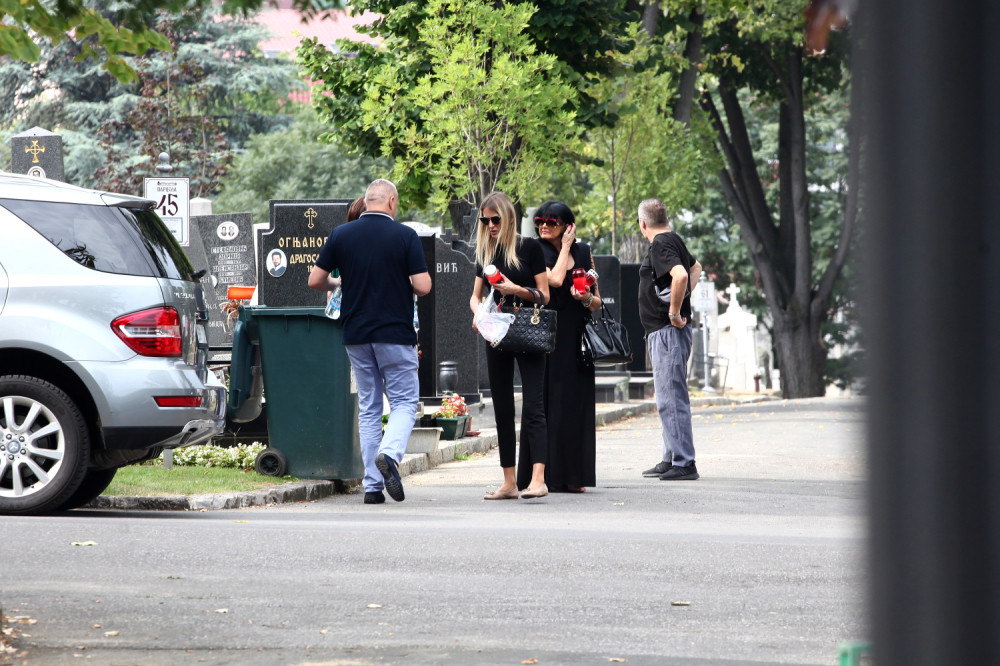 Sanja za godišnjicu otišla mužu na grob. Neprestano plakala dok je u rukama stezala PREDIVAN POKLON