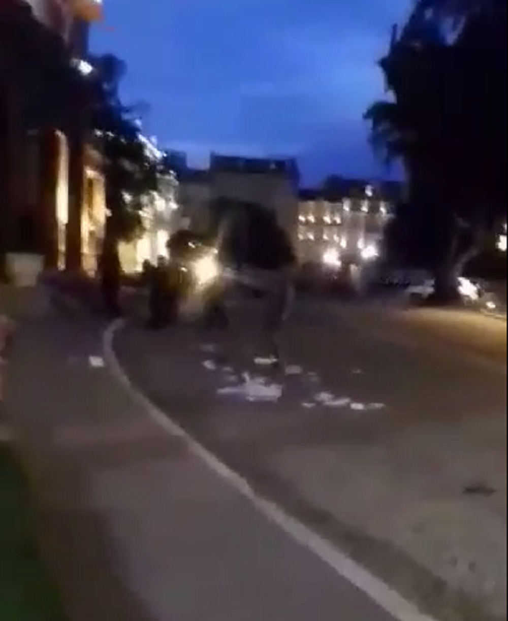 Pristalice opozicije udarile na zgradu PREDSEDNIŠTVA, haos na Andrićevom vencu! (VIDEO)