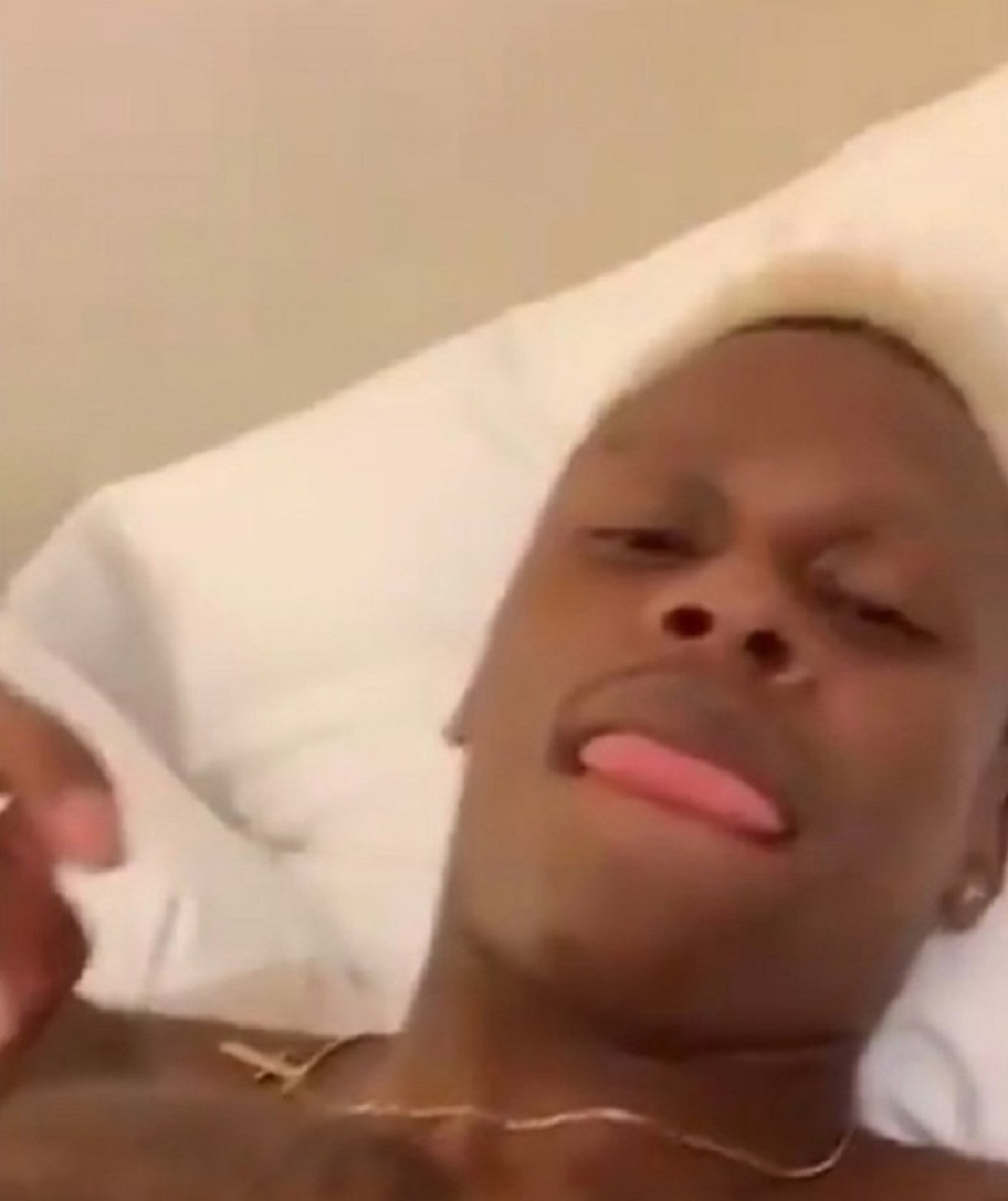 Proslavljao novi ugovor pa počeo da snima svoju devojku koja ga je oralno zadovoljavala! (FOTO)