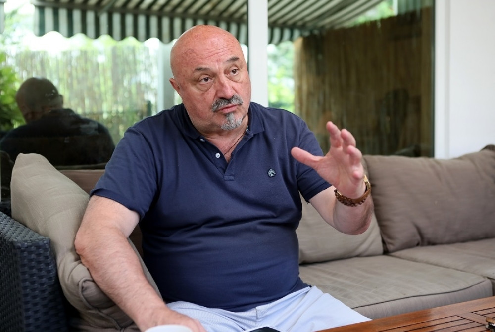 Neko je poslao huligane da me prebiju!