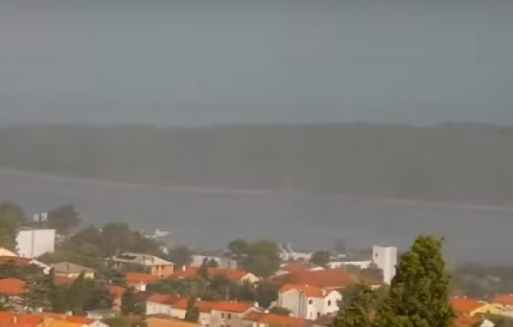 Sručilo se nezapamćeno nevreme! Hiljade munja zaparale nebo, vetar obrazovao tri pijavice (FOTO, VIDEO)