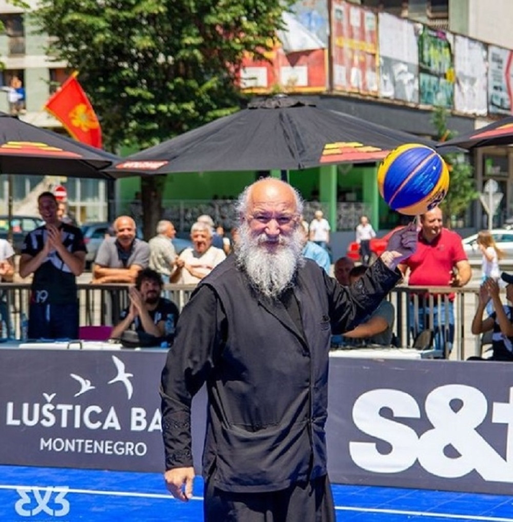 Ovaj sveštenik iz Crne Gore pravi bravure sa loptom zbog kojih bi mu pozavidele i NBA zvezde! (VIDEO)