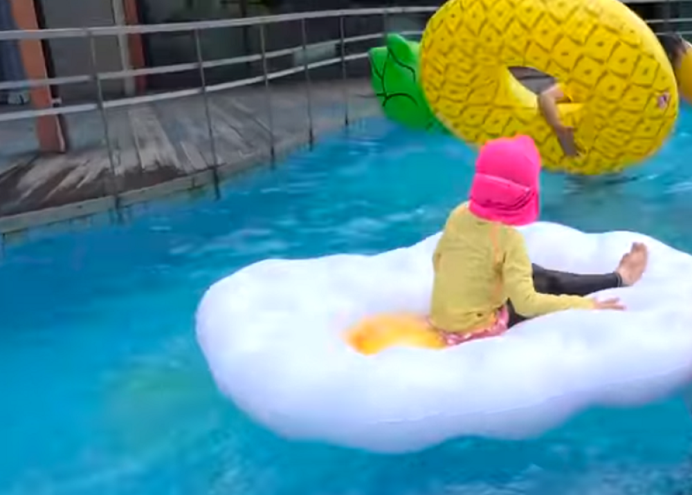 Devojčica (6) nenormalno MNOGO zarađuje! Kupila nekretninu od 8 MILIONA DOLARA, ali ono što radi je zaista JEZIVO i NEMORALNO! (VIDEO)