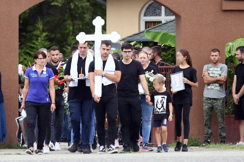 Tužna povorka, beli krst, jauci paraju nebo! Jedan DETALJ će vas POCEPATI NA KOMADE! (FOTO SA LICA MESTA)