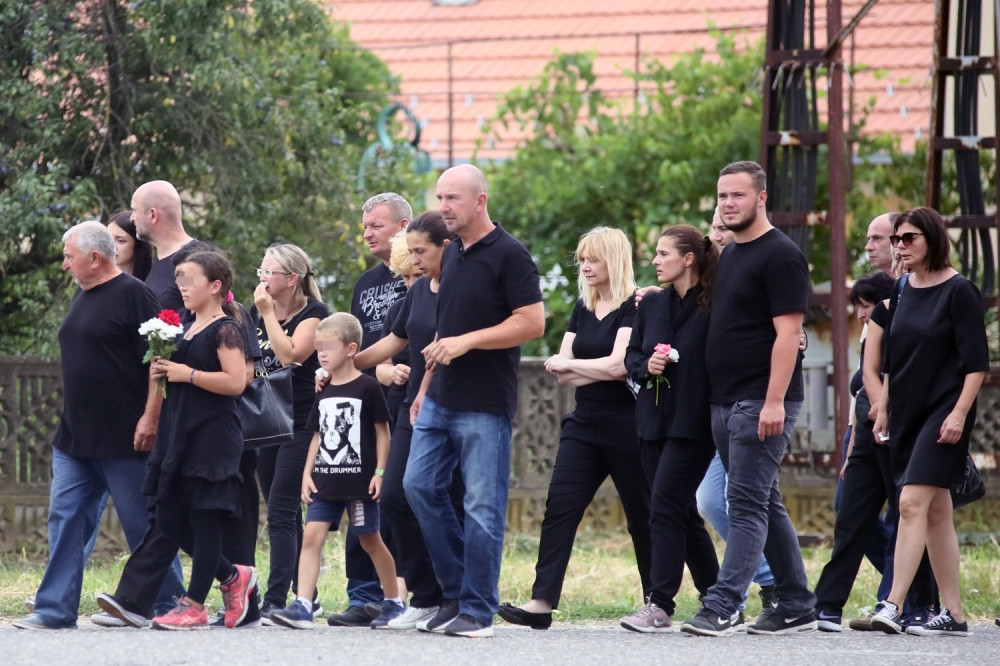 Reka ljudi pred kućom male Tanje, jecaji i plač odzvanjaju ulicom! Klenj ZAVIJEN U CRNO!