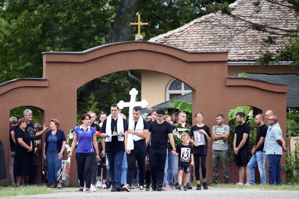 Saru spuštaju u grob samo dva dana pred punoletstvo! Četiri porodice zavijene u crno ispraćaju svoju decu na večni počinak! POTRESNE SCENE!
