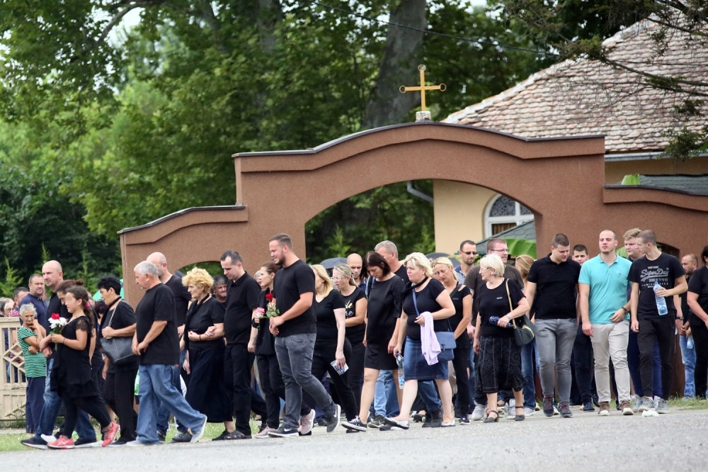 Sarina majka srušila se pored rake i bolno jaukala dok je suprug pridržao da ne padne na SANDUK! Jecaji najmilijih parali nebo na sahrani tragično nastradale devojke