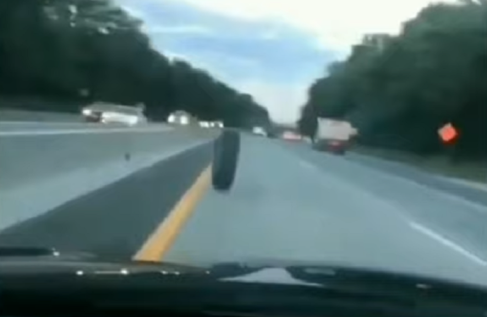 Jurila niz autoput brže od automobila, vozači VRIŠTALI i molili Boga, a onda je usledio UDARAC! Letelo na sve strane!  (VIDEO)