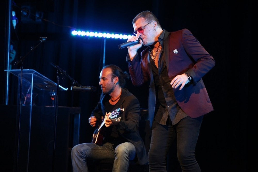 Srpskog pevača pogodili FLAŠOM U GLAVU tokom nastupa! Hteo da prekine svirku, a onda je iznenadio sve prisutne! (VIDEO)