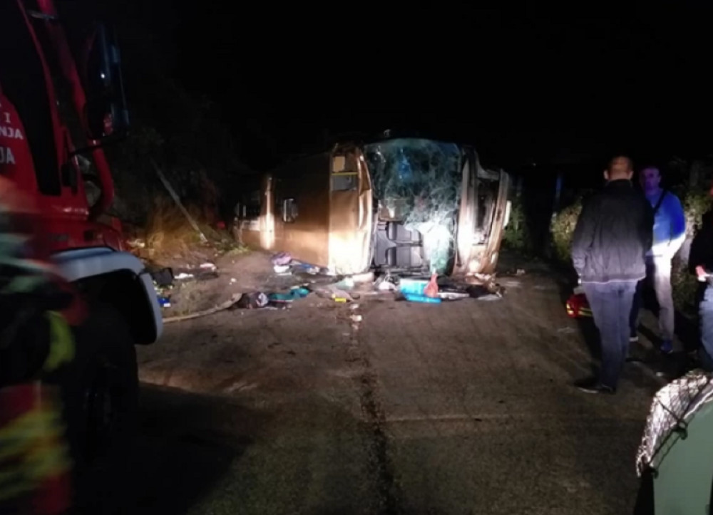Autobus se prevrnuo na krov! Horor detalji udesa u Crnoj Gori, stradali NAŠI GRAĐANI! (VIDEO)