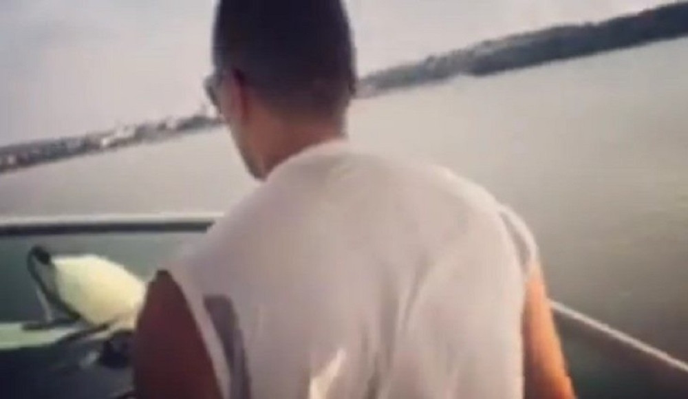 Naš političar i njegova supruga POLUGOLI u LJUBAVNOJ EKSTAZI! Dohvatio je otpozadi, ona na VRHUNCU! (FOTO)