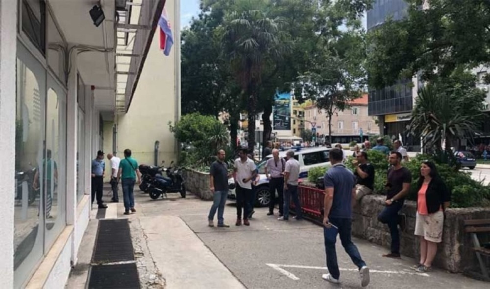 Evakuisana redakcija poznatog hrvatskog lista, napoznat glas javio da je podmetnuta BOBMA, pa pomenuo detalj koji LEDI KRV U ŽILAMA!