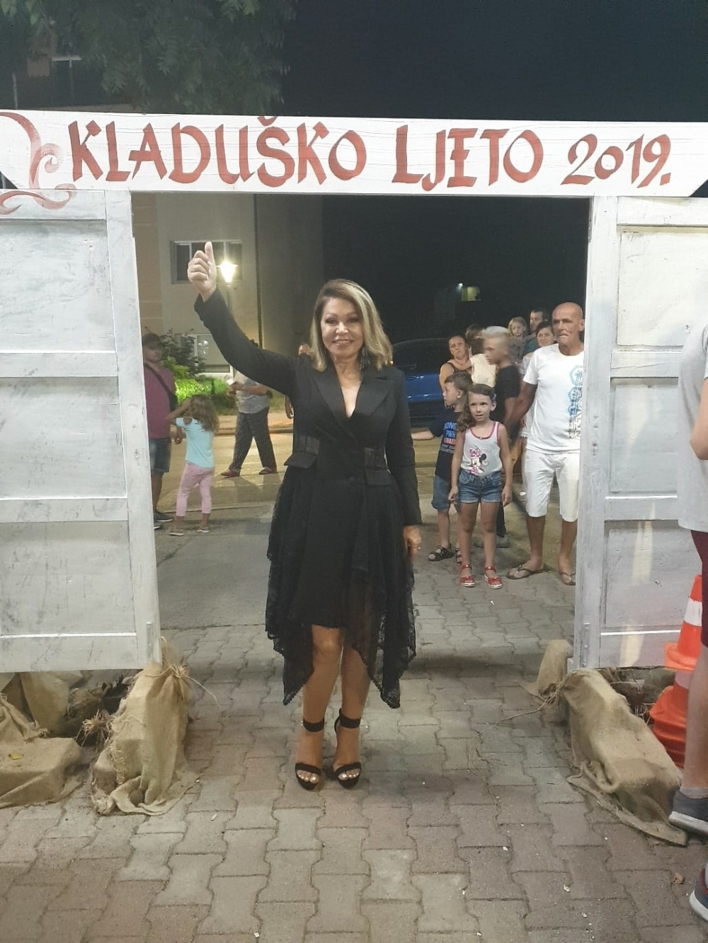 Neda Ukraden posle 40 godina nastupila na prepunom trgu