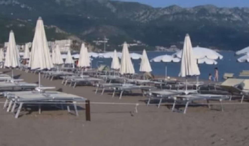 Fekalije preplavile plažu u Bečićima, širi se nesnosan smrad! Gnusan prizor u Crnoj Gori! (FOTO)