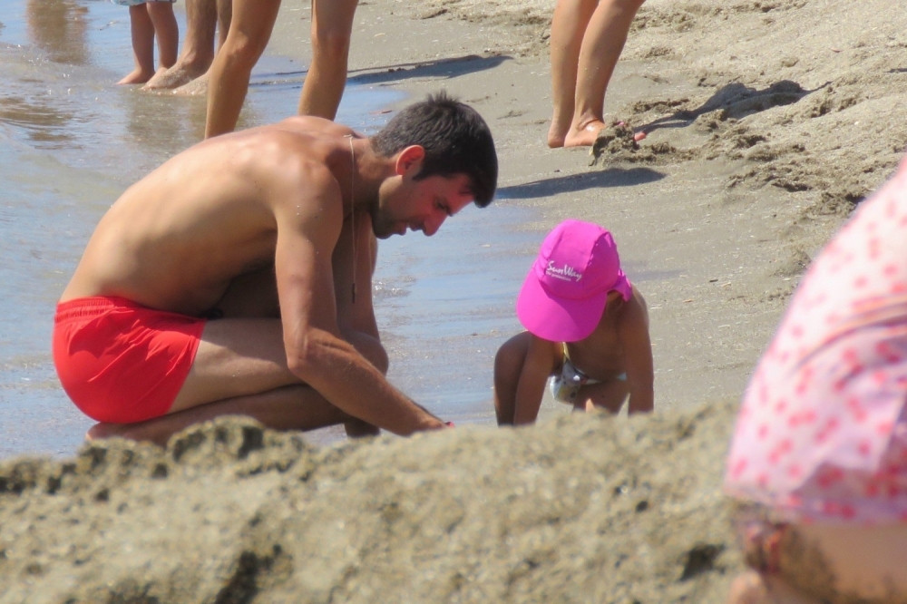 Ne možete ni da pomislite šta radi na odmoru, a uz njega i decu NIJE JELENA! Druga žena je s njima (FOTO)