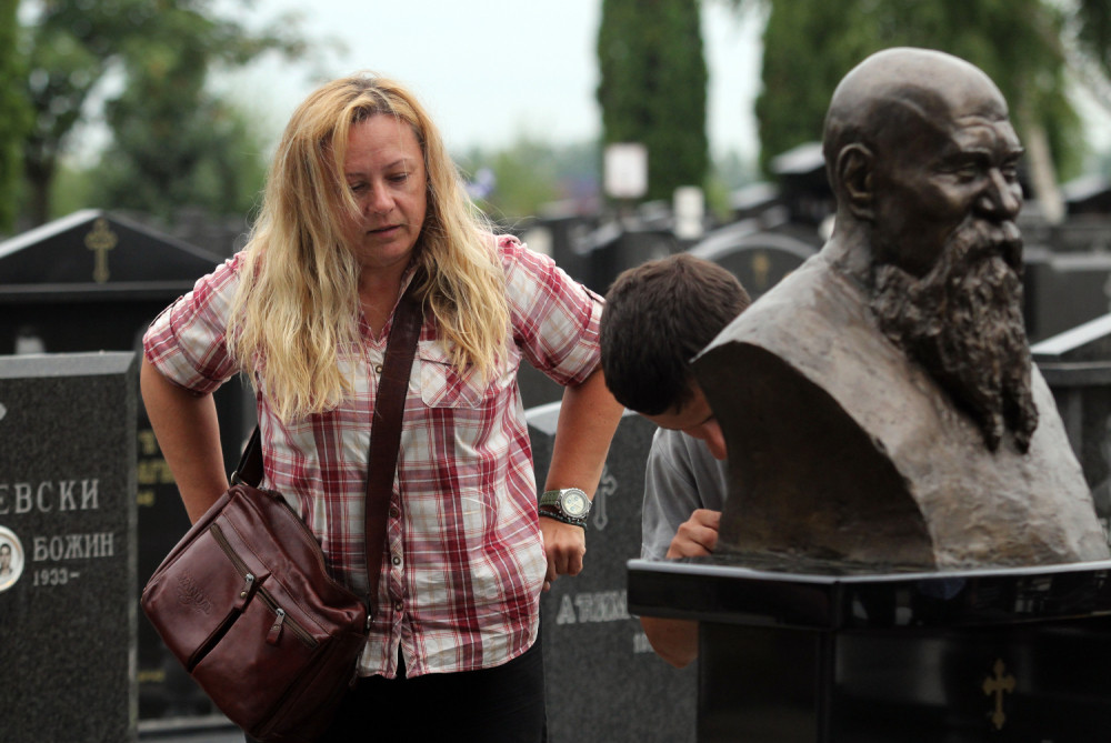 Tri godine posle smrti pevača, ostala bez dinara i sa ŠESTORO DECE! Postali su SOCIJALNI slučajevi, zamalo u zatvor da završi, a evo kako danas žive!