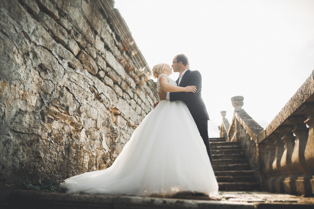 Njihovo glamurozno BEOGRADSKO VENČANJE deluje kao san, a detalji ljubavne priče su za FILM!