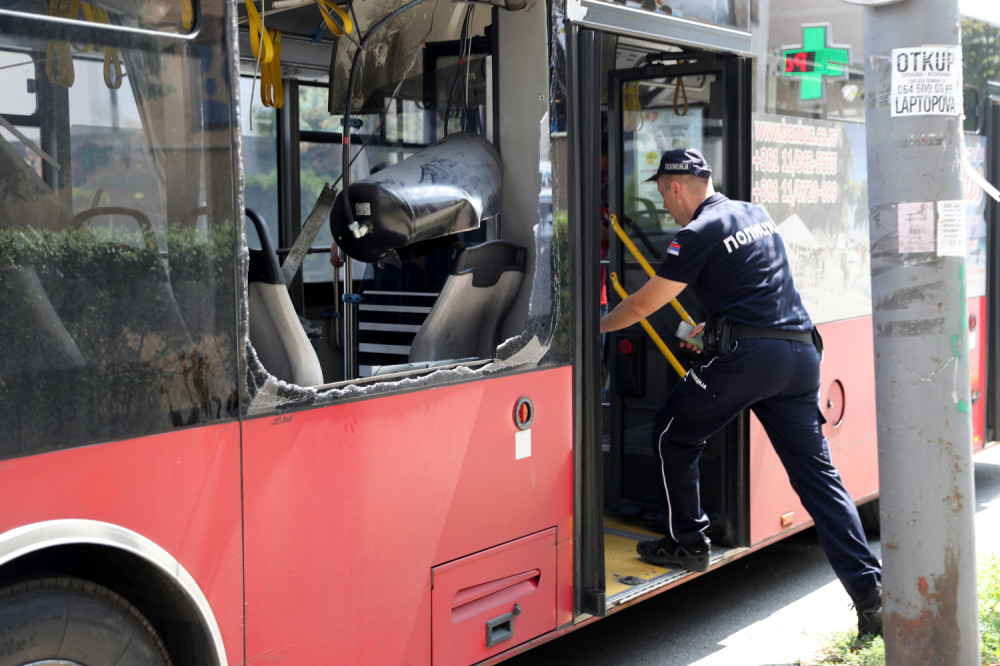 Putnici u autobusu preživeli golgotu! Eksplodirani kompresor pao ženi na glavu, majka sa bebom za dlaku izbegla smrt!