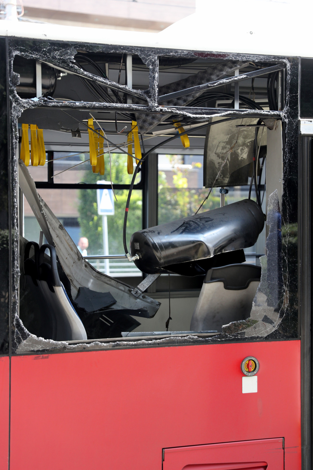 Stravični prizori nakon eksplozije u autobusu! Tragovi krvi po ulici, svedoci otkrili strašnu istinu! (UZNEMIRUJUĆ FOTO)