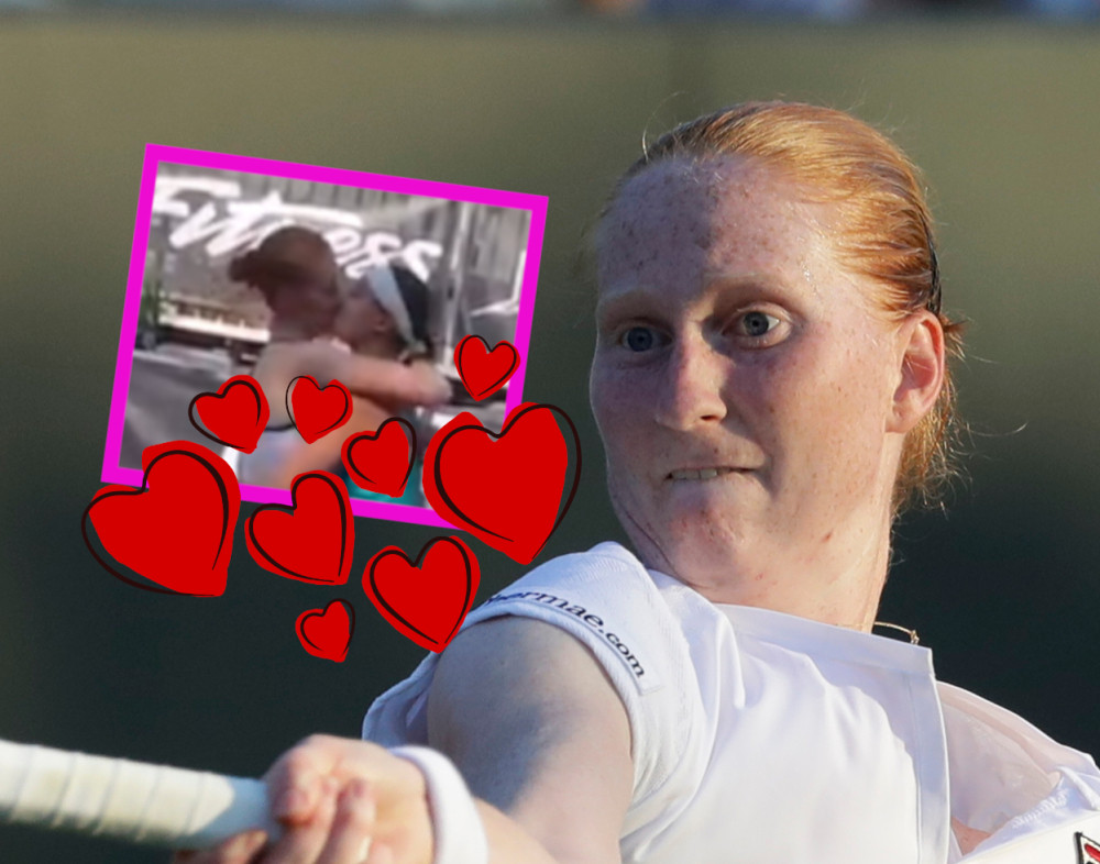 Vrela lezbo akcija na teniskom terenu, kršna Belgijanka ZGRABILA SEKSI IZABRANICU i... au, kakva scena! (VIDEO)