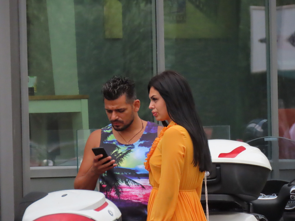 Haos u Budvi! Devojka Bore Santane hoće da bije Minu Vrbaški!