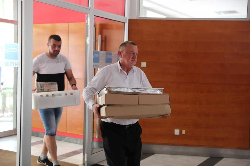 Na sastanak vlasti i opozicije stiglo ozbiljno posluženje! Pice, sendviči, a tu su i kolači! (FOTO)