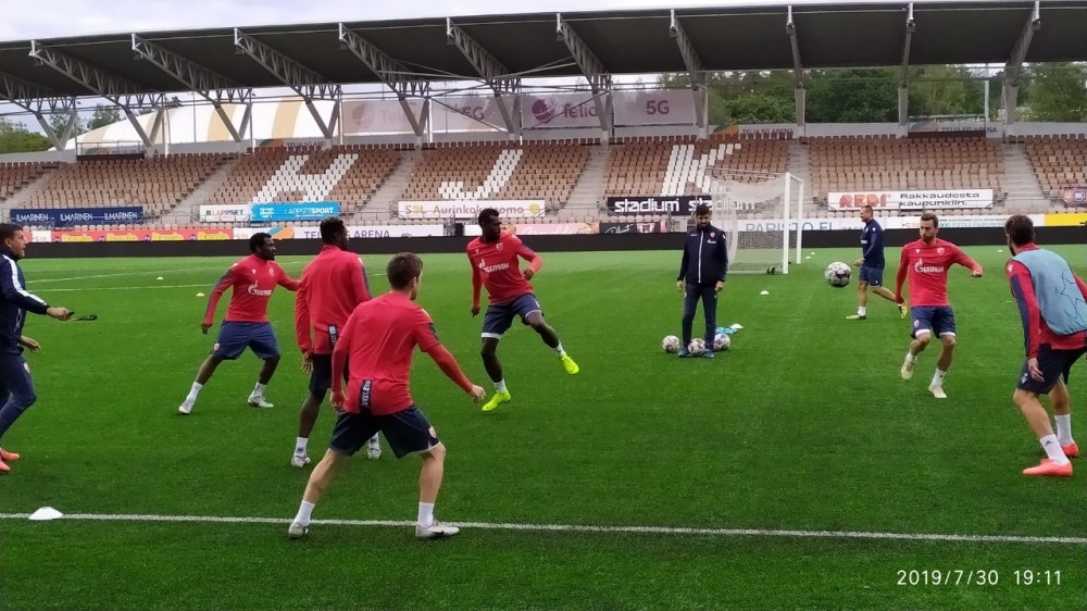 Pogledajte trening Zvezde uoči meča, prštalo je od borbe za loptu! Miloje naoštrava igrače pred Helsinki! (FOTO + VIDEO)