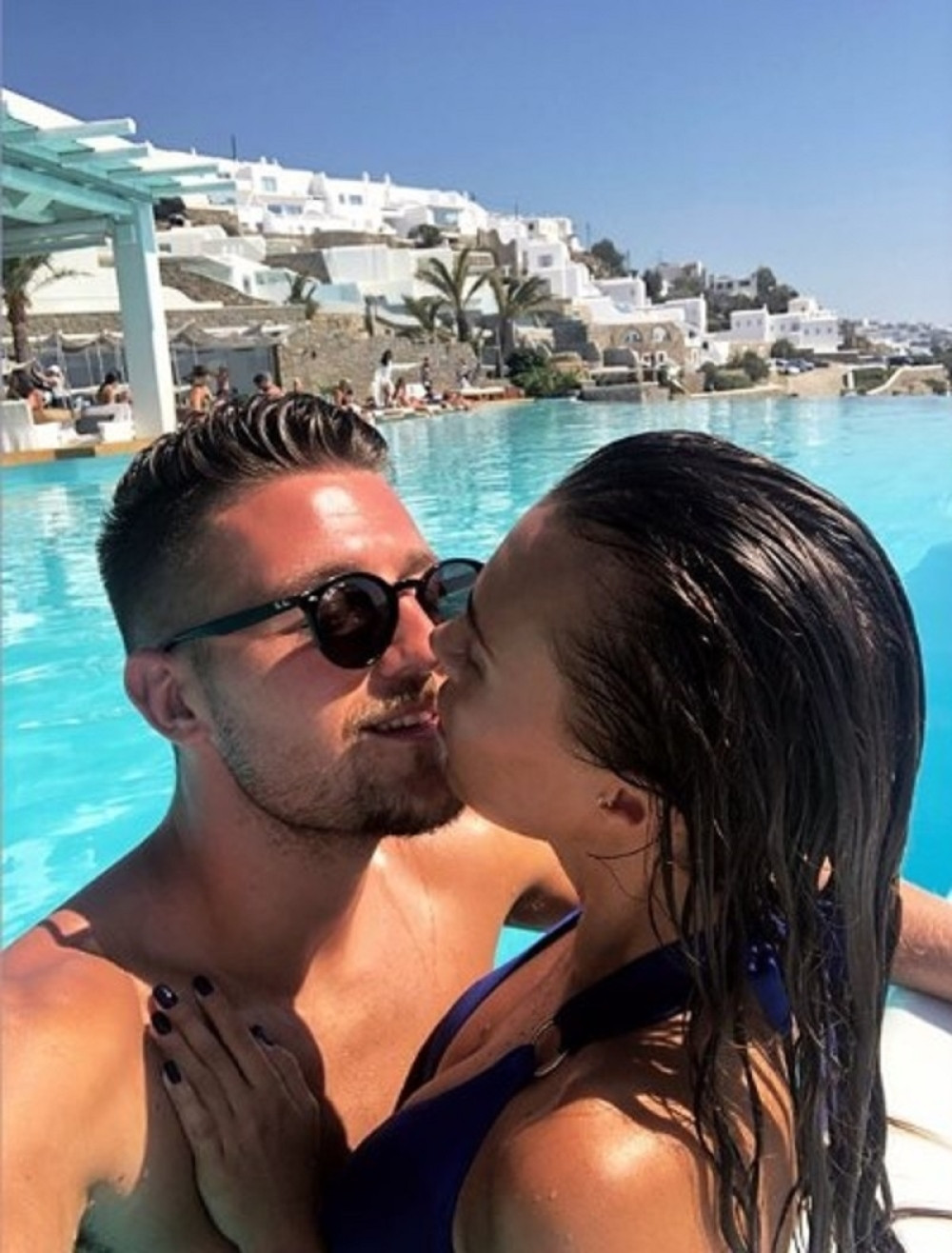 Srpski reprezentativac uživa sa devojkom na moru, a iza njenih leđa se hvali drugom ribom! (FOTO)