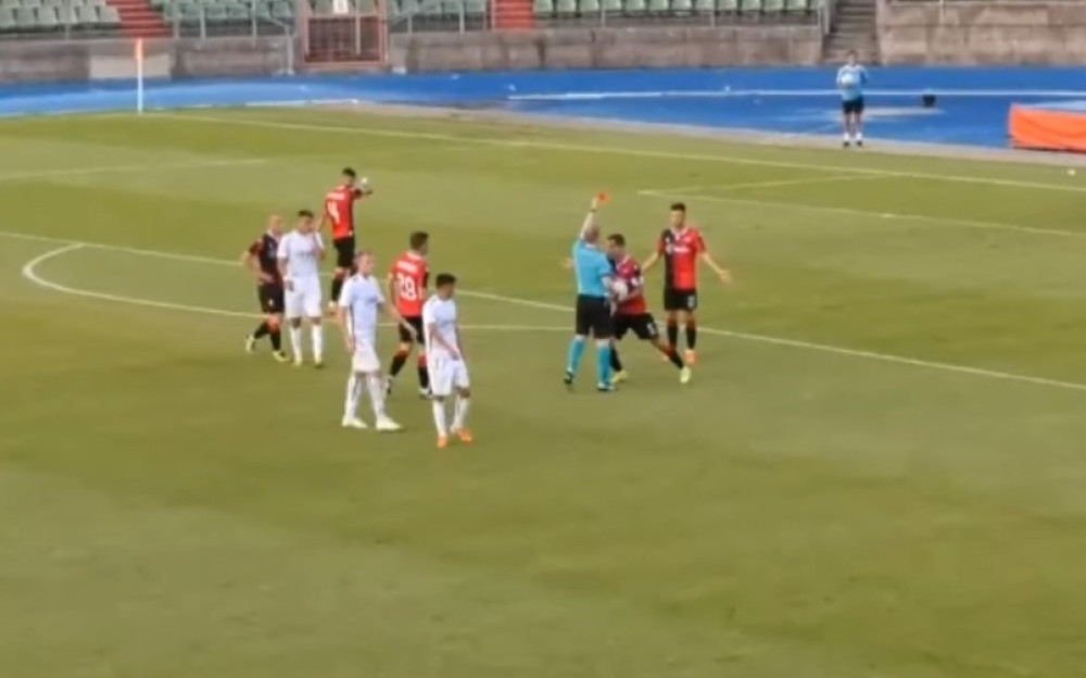 Albanac pobesneo zbog isključenja pa glavom udario sudiju! (VIDEO)