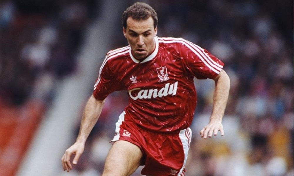 Maskirani provalnici sa mačetama upali u dom legendarnog fudbalera, tokom pljačke ga fizički zlostavljali! (FOTO)