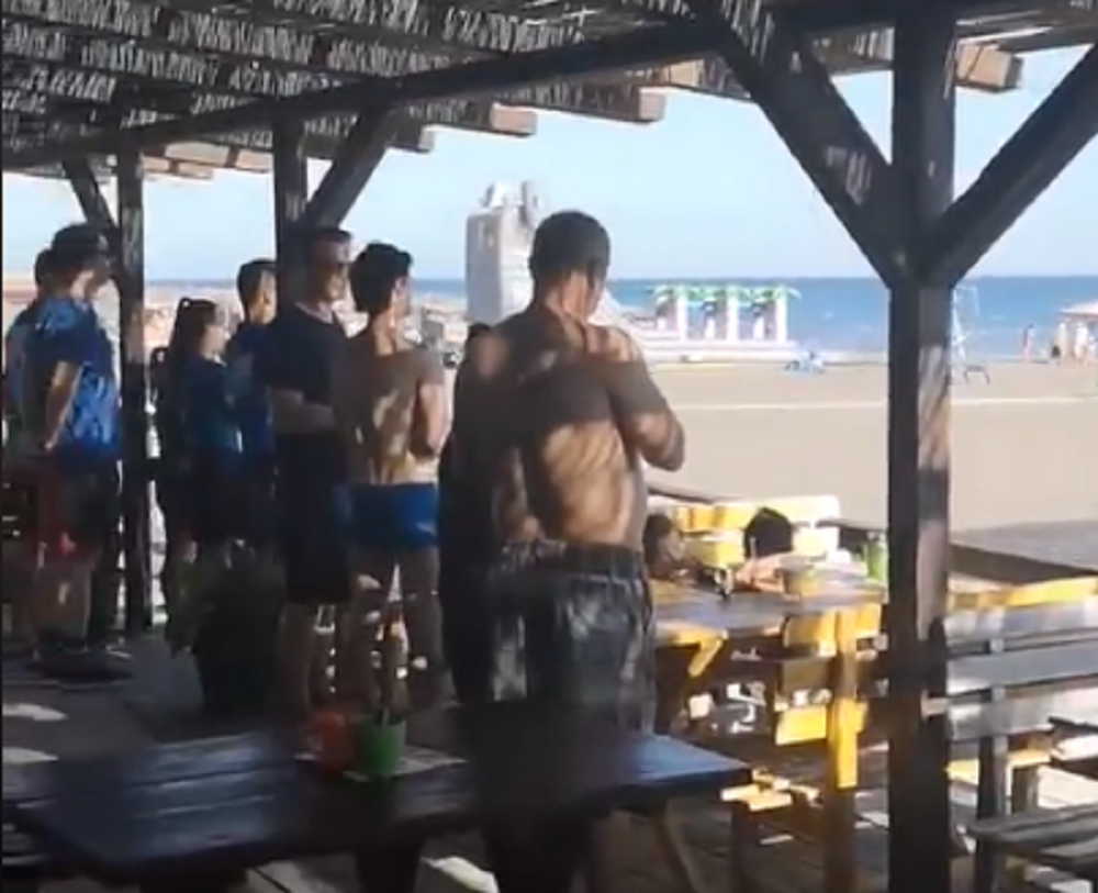 U jednom kafiću u Ulcinju pustili himnu SFRJ "Hej Sloveni"! Cela plaža uradila nešto od čega će vam poći suze! (VIDEO)