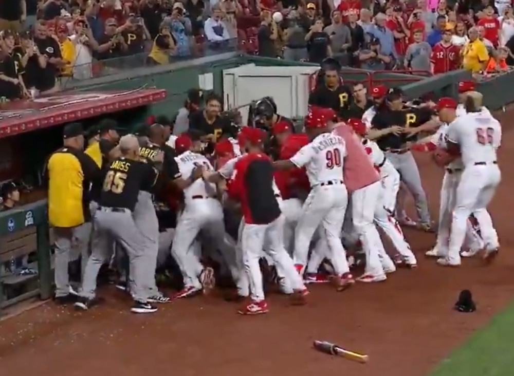 Sam krenuo na ceo protivnički tim, masovno pesničenje na terenu! (VIDEO)