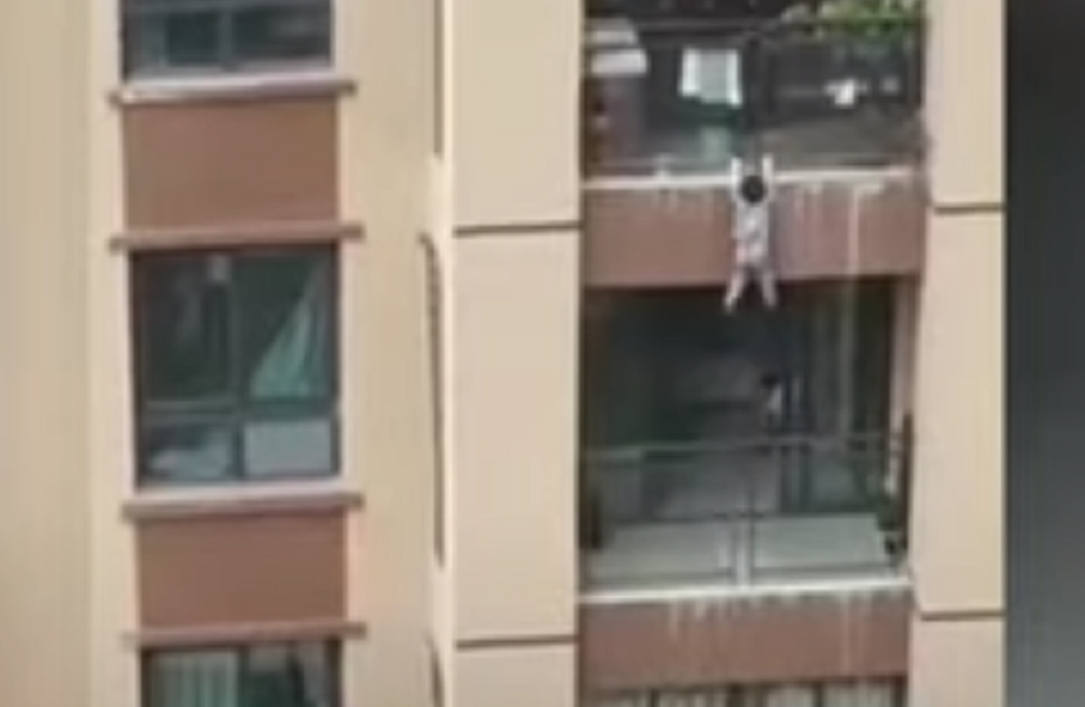 Dečak (3) pao sa terase 6. sprata! Komšije uradile jednu ČUDESNU stvar da mu spasu život! (UZNEMIRUJUĆI VIDEO)