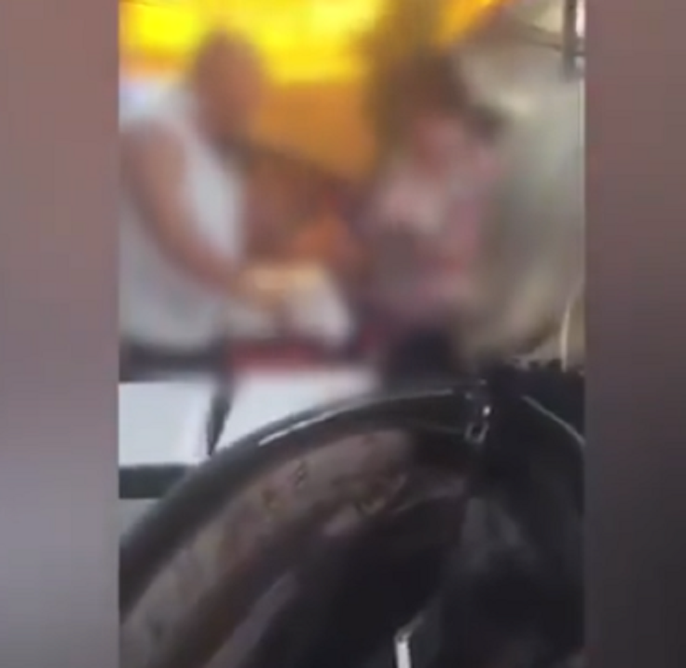 Žena prišla violinisti, razdrljila majicu, pa mu NABILA SVOJE GOLE SI*E u facu! Onda je usledilo nešto još gadnije! (VIDEO)