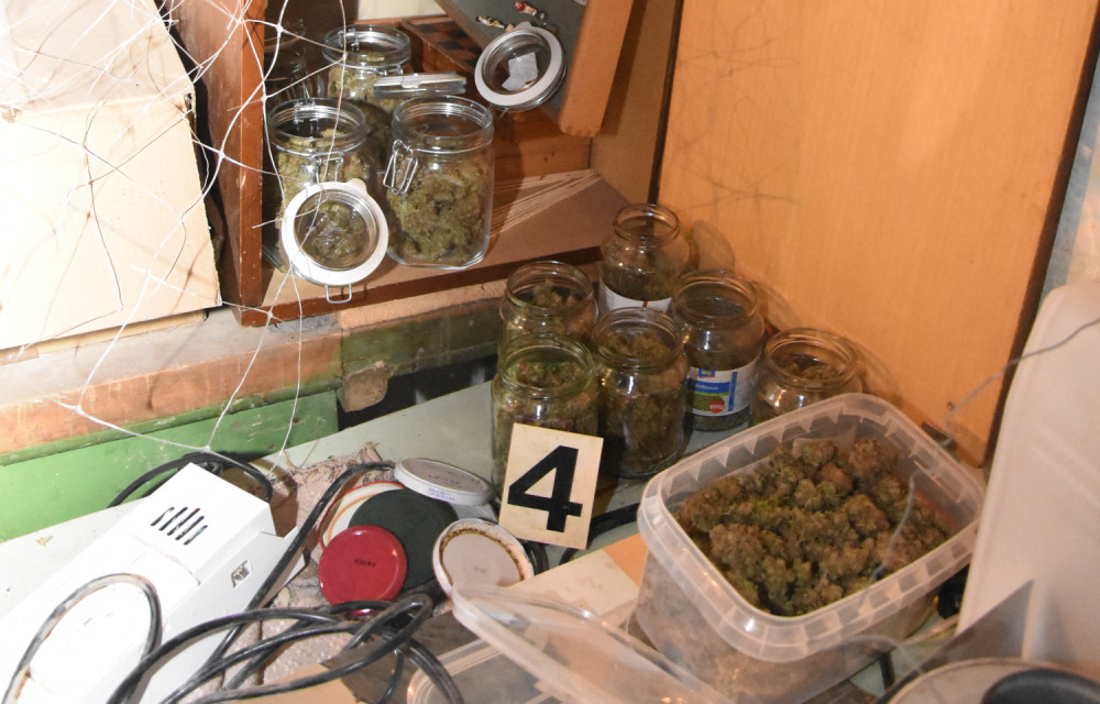 Policija zaplenila kilograme opijata koji su pakovani u tegle i plastične posude za hranu! (FOTO)