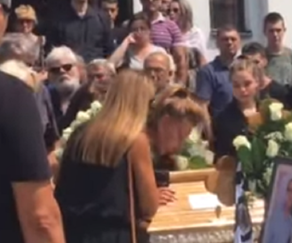 Ćerki Igora Bulata POZLILO na sahrani! Odmah pritrčali da joj pomognu!