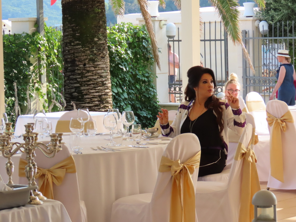 Dragana Mirković odsela u NAJLUKSUZNIJEM crnogorskom hotelu! Ne izlazi iz njega, a jednu stvar radi SVAKOG DANA! (FOTO)