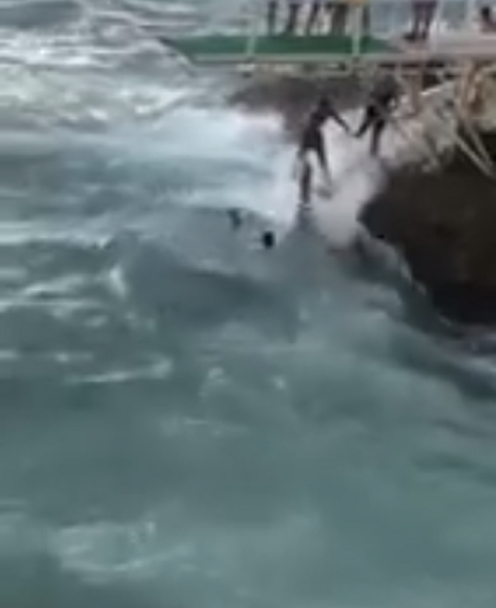 Talasi bacali ljude po dva metra u visinu, spasioci stajali na klizavim stenama, svaka sekunda PRESUDNA! Nezapamćeno nevreme uništilo obalu! (VIDEO)