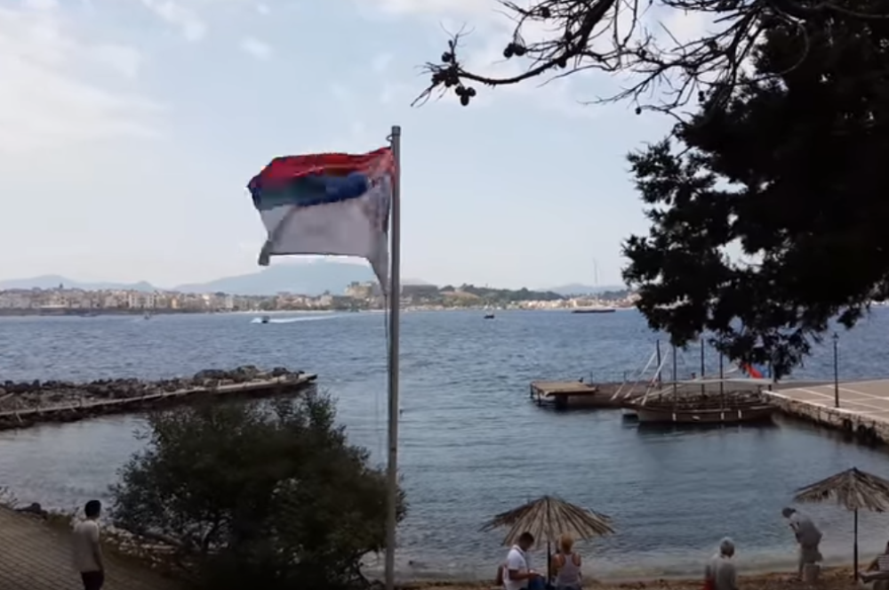 Srpske duše plivaju njihovim morem, a oni nemaju obzira - nove mere konačno na snazi: nema toplesa i nema ležaljki!