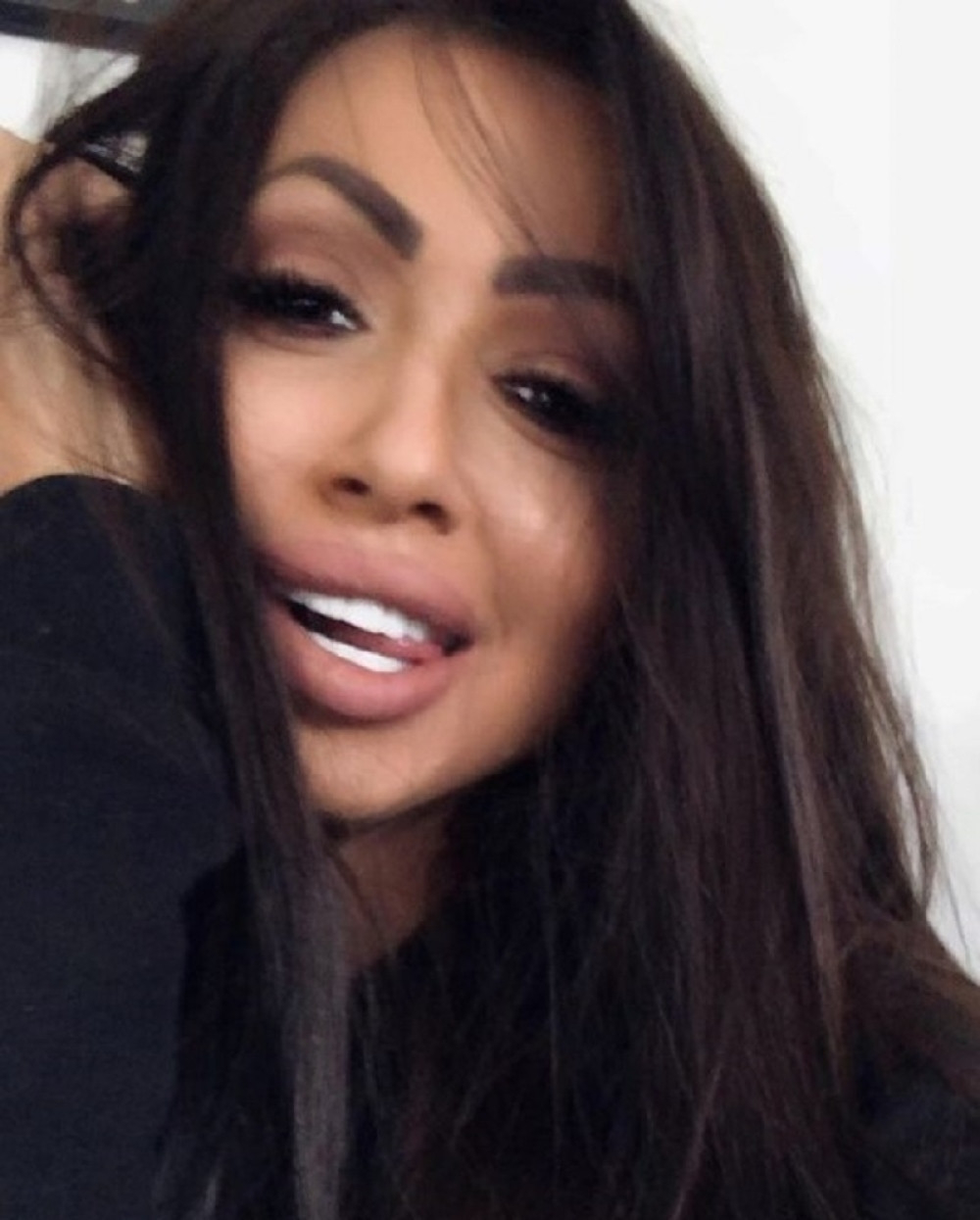 Pevačica nakon što je skinula gips, provokativno pozirala pa pokazala zadnjicu u tanga kupaćem! (FOTO)