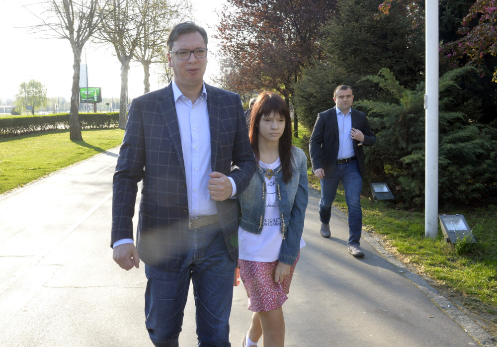 Iz dana u dan dolazio ispred njene škole. Po glavi mu se motala samo jedna STRAVIČNA STVAR!