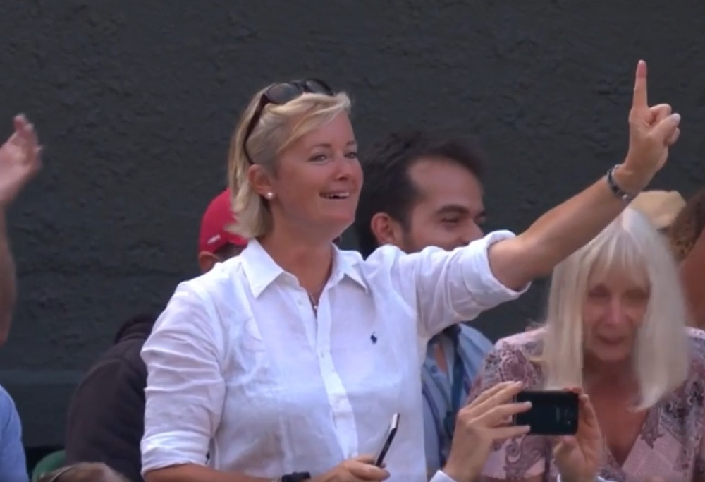 Ova navijačica je razbesnela Novaka, ONA je izbaksuzirala Federera! (VIDEO)